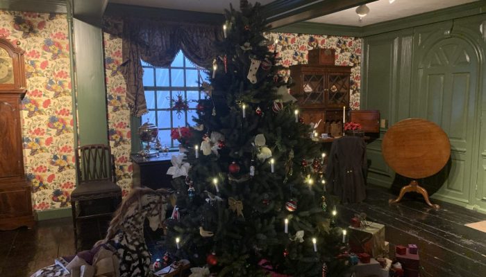 1904 Upton Christmas tree homage at The Gables