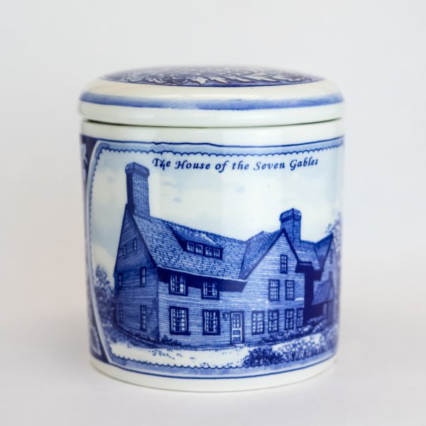 Front view of the Delft tankard that depicts a large image of the House of the Seven Gables.
